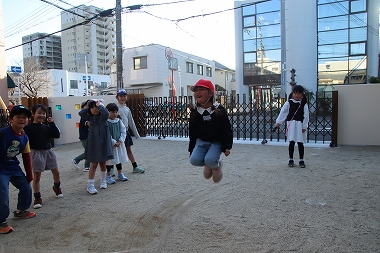 運動場で大縄跳び
